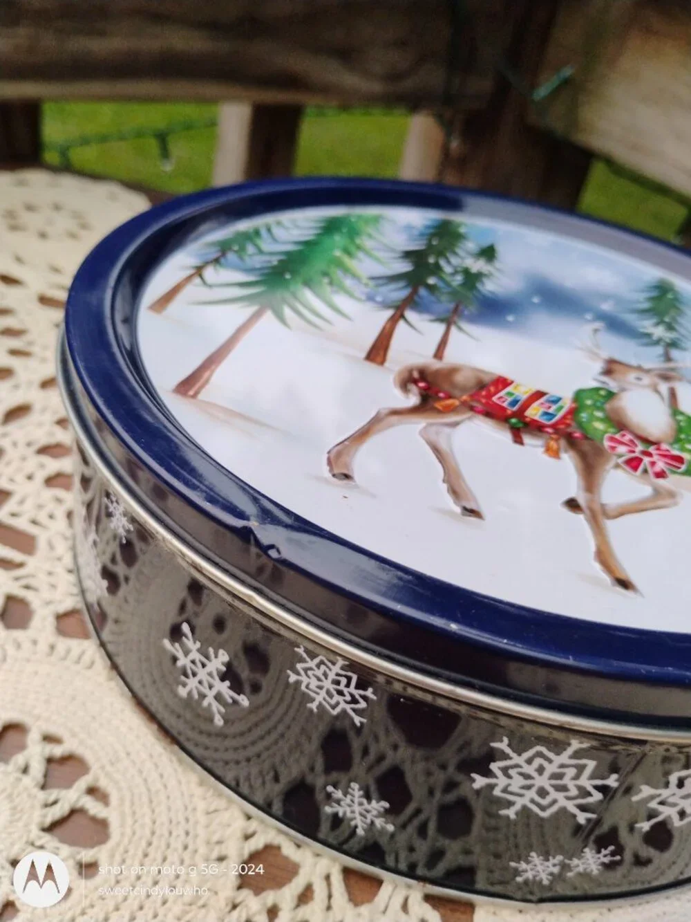 Rich Fields Butter Cookies Tin Reindeer with wreath in winter scene made 2010